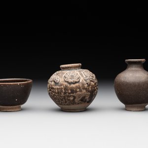 A collection of 11 Chinese and South-East Asian monochrome wares, 15th C. and later — photo 10