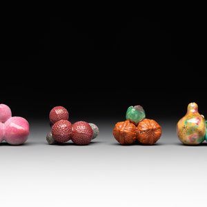 A collection of 12 Chinese famille rose fruit models, including a peach-shaped box and cover, 19th C. — photo 13