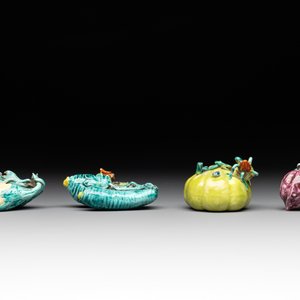 A collection of 12 Chinese famille rose fruit models, including a peach-shaped box and cover, 19th C. — photo 14