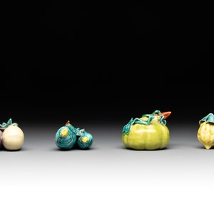 A collection of 12 Chinese famille rose fruit models, including a peach-shaped box and cover, 19th C. — photo 17