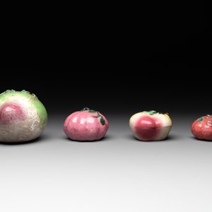 A collection of 12 Chinese famille rose fruit models, including a peach-shaped box and cover, 19th C. — photo 3