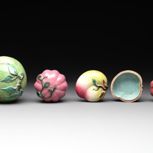 A collection of 12 Chinese famille rose fruit models, including a peach-shaped box and cover, 19th C. — photo 6