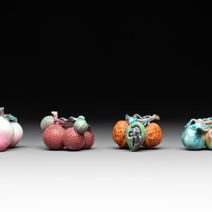 A collection of 12 Chinese famille rose fruit models, including a peach-shaped box and cover, 19th C. — photo 10