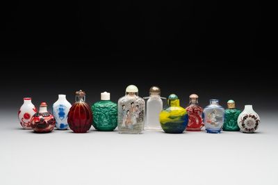 A collection of 12 Chinese glass snuff bottles, 19/20th C.