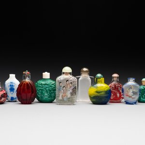 A collection of 12 Chinese glass snuff bottles, 19/20th C. — foto 1