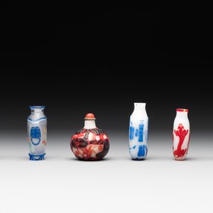A collection of 12 Chinese glass snuff bottles, 19/20th C. — foto 11