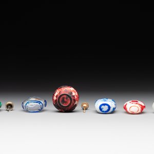 A collection of 12 Chinese glass snuff bottles, 19/20th C. — foto 13