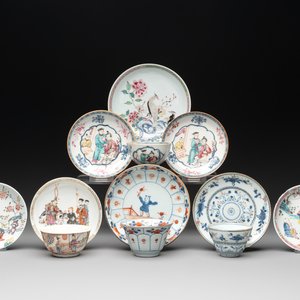 A collection of 12 pieces Chinese famille rose, vert and Imari-style cups and saucers, Yongzheng/Qianlong — photo 1