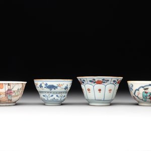 A collection of 12 pieces Chinese famille rose, vert and Imari-style cups and saucers, Yongzheng/Qianlong — photo 11
