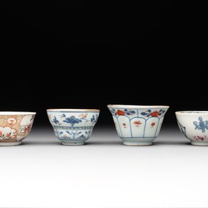 A collection of 12 pieces Chinese famille rose, vert and Imari-style cups and saucers, Yongzheng/Qianlong — photo 12
