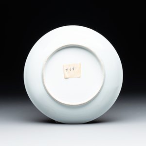 A collection of 12 pieces Chinese famille rose, vert and Imari-style cups and saucers, Yongzheng/Qianlong — photo 4