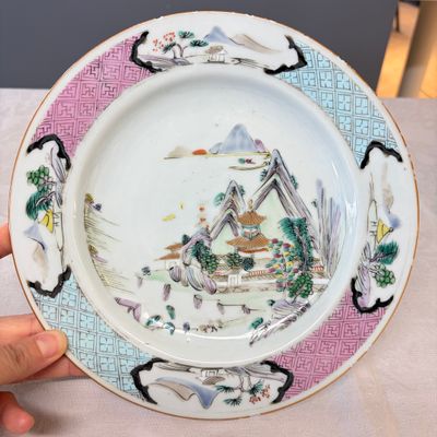 A collection of 13 Chinese famille rose 'Landscape' plates and dishes — 照片 77