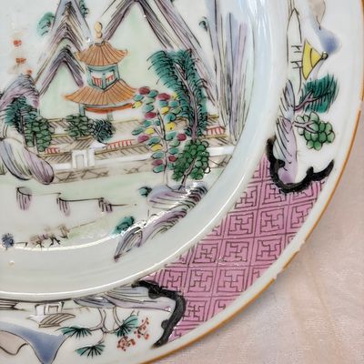 A collection of 13 Chinese famille rose 'Landscape' plates and dishes — 照片 80