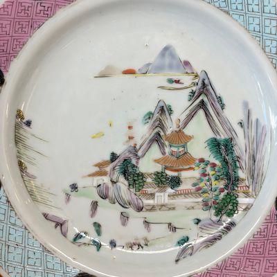 A collection of 13 Chinese famille rose 'Landscape' plates and dishes — 照片 82