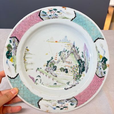 A collection of 13 Chinese famille rose 'Landscape' plates and dishes — 照片 89