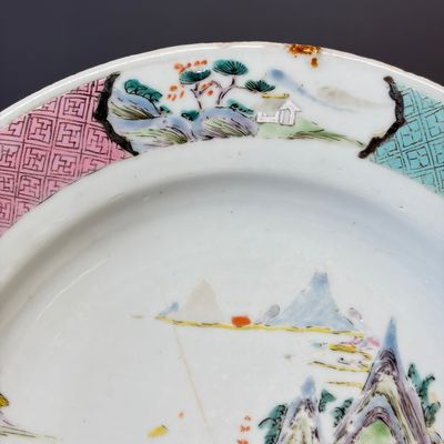 A collection of 13 Chinese famille rose 'Landscape' plates and dishes — 照片 91
