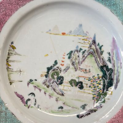 A collection of 13 Chinese famille rose 'Landscape' plates and dishes — 照片 94