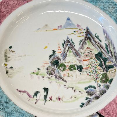 A collection of 13 Chinese famille rose 'Landscape' plates and dishes — 照片 107