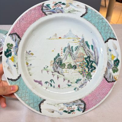 A collection of 13 Chinese famille rose 'Landscape' plates and dishes — 照片 112