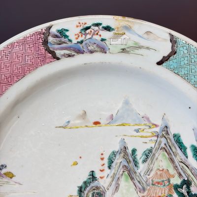 A collection of 13 Chinese famille rose 'Landscape' plates and dishes — 照片 114