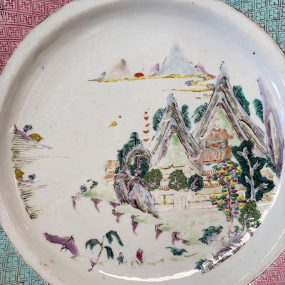 A collection of 13 Chinese famille rose 'Landscape' plates and dishes — 照片 117