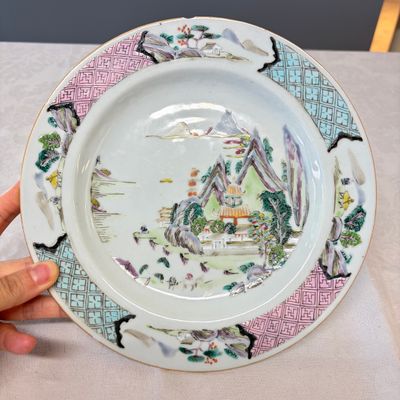A collection of 13 Chinese famille rose 'Landscape' plates and dishes — 照片 1