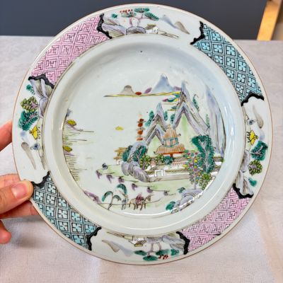 A collection of 13 Chinese famille rose 'Landscape' plates and dishes — 照片 9
