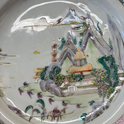 A collection of 13 Chinese famille rose 'Landscape' plates and dishes — 照片 14