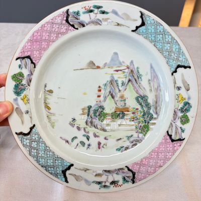 A collection of 13 Chinese famille rose 'Landscape' plates and dishes — 照片 17