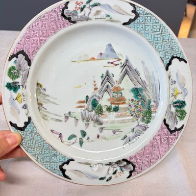 A collection of 13 Chinese famille rose 'Landscape' plates and dishes — 照片 24