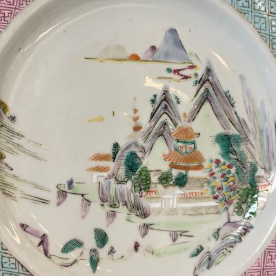 A collection of 13 Chinese famille rose 'Landscape' plates and dishes — 照片 29