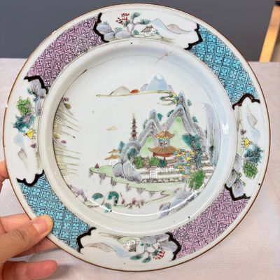 A collection of 13 Chinese famille rose 'Landscape' plates and dishes — 照片 35