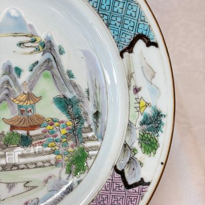 A collection of 13 Chinese famille rose 'Landscape' plates and dishes — 照片 38