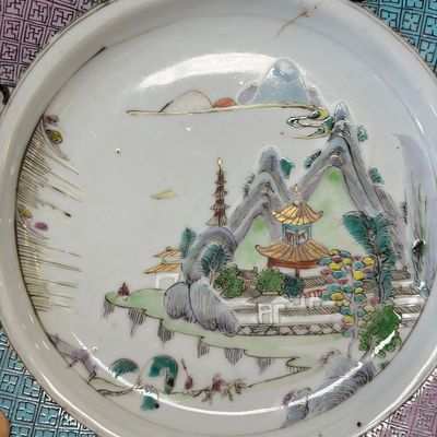 A collection of 13 Chinese famille rose 'Landscape' plates and dishes — 照片 40