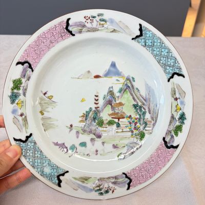 A collection of 13 Chinese famille rose 'Landscape' plates and dishes — 照片 43