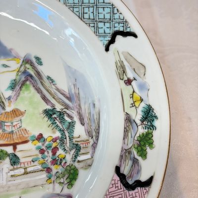 A collection of 13 Chinese famille rose 'Landscape' plates and dishes — 照片 46