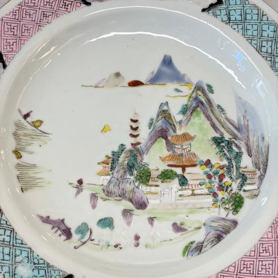 A collection of 13 Chinese famille rose 'Landscape' plates and dishes — 照片 47