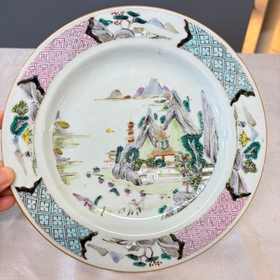 A collection of 13 Chinese famille rose 'Landscape' plates and dishes — 照片 49