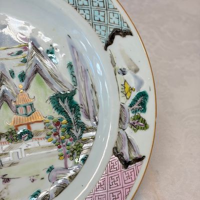 A collection of 13 Chinese famille rose 'Landscape' plates and dishes — 照片 52