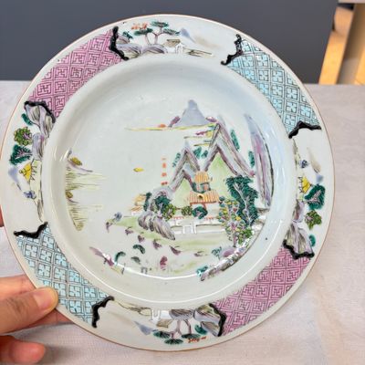 A collection of 13 Chinese famille rose 'Landscape' plates and dishes — 照片 57