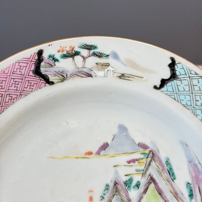 A collection of 13 Chinese famille rose 'Landscape' plates and dishes — 照片 61