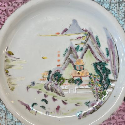 A collection of 13 Chinese famille rose 'Landscape' plates and dishes — 照片 62