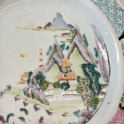A collection of 13 Chinese famille rose 'Landscape' plates and dishes — 照片 63