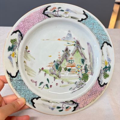 A collection of 13 Chinese famille rose 'Landscape' plates and dishes — 照片 66