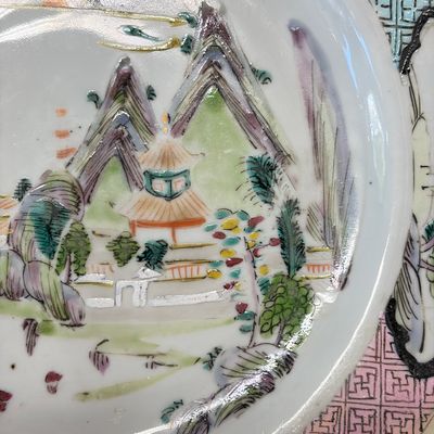 A collection of 13 Chinese famille rose 'Landscape' plates and dishes — 照片 72
