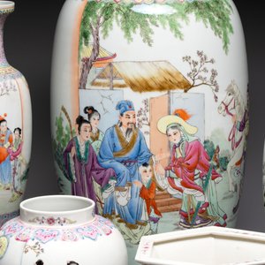 A collection of 13 Chinese famille rose vases and a jardinière, Qianlong mark, 20th C. — photo 2