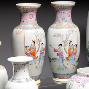 A collection of 13 Chinese famille rose vases and a jardinière, Qianlong mark, 20th C. — photo 3