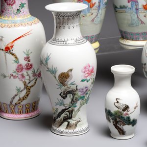 A collection of 13 Chinese famille rose vases and a jardinière, Qianlong mark, 20th C. — photo 4