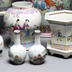 A collection of 13 Chinese famille rose vases and a jardinière, Qianlong mark, 20th C. — photo 5