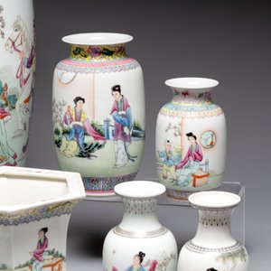 A collection of 13 Chinese famille rose vases and a jardinière, Qianlong mark, 20th C. — photo 6